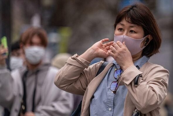 potret-warga-jepang-tetap-pakai-masker-meski-aturan-dilonggarkan-4_169